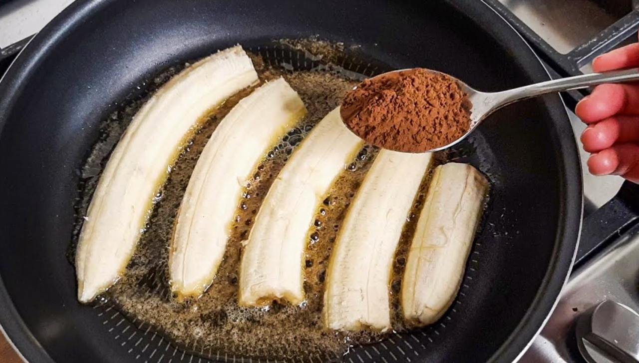 Caramelized banana with cinnamon in a pan — nutritious recipe for muscles